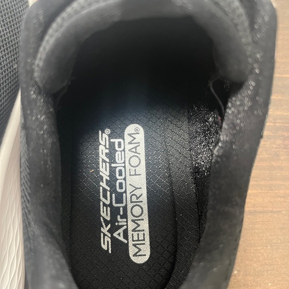 Sketchers Size 9.5 - Picture 9 of 11